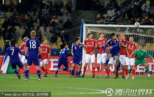 图文:丹麦VS日本 任意球飞向球门_世界杯图片