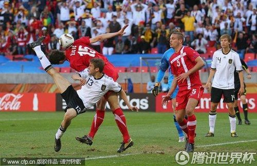 图文:德国VS塞尔维亚 穆勒倒挂射门_2010南非
