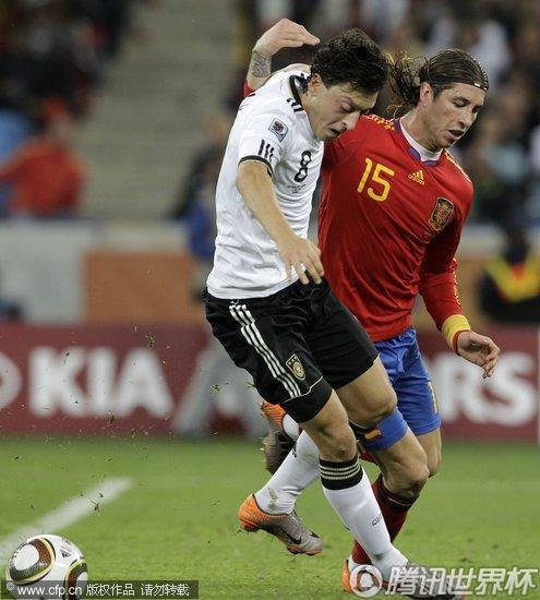 图文:德国VS西班牙 拉莫斯防守厄齐尔_世界杯