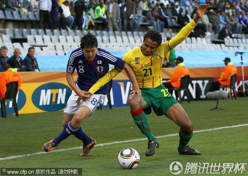 图文:日本VS喀麦隆 马迪普全力防守松井大辅