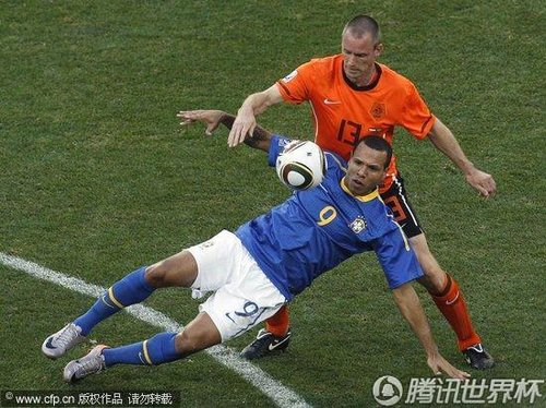 图文:荷兰VS巴西 法比亚诺背身拿球_2010南非世界杯