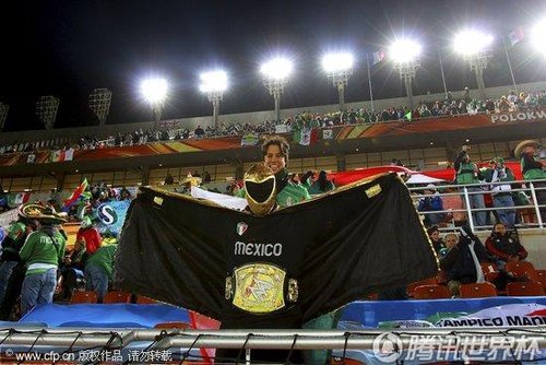 图文:法国VS墨西哥 墨西哥球迷造假人