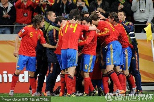 图文:西班牙VS葡萄牙 西班牙球员互相拥抱