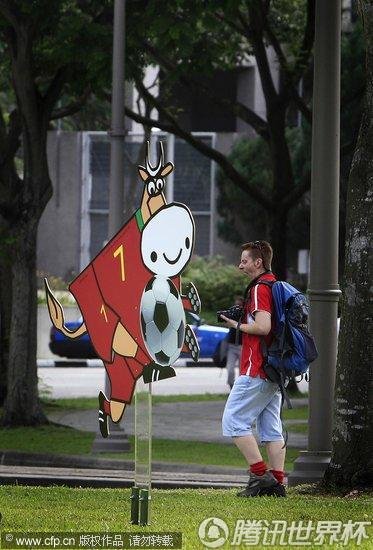 图文:新加坡奶牛足球队宣传牌亮相街头(2)_世界