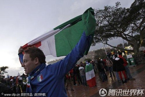 图文:意大利VS巴拉圭 球迷高举意大利国旗_世