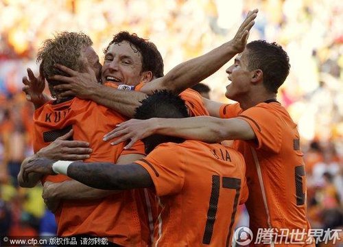 图文:荷兰2-0丹麦 进球功臣欢庆胜利_2010南非