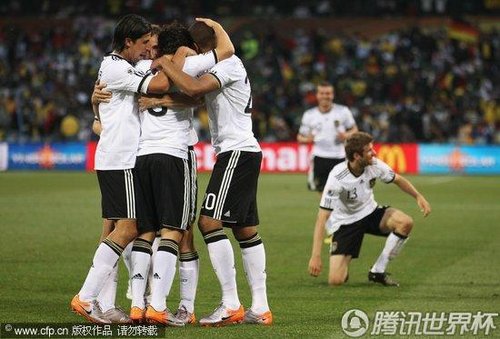 图文:德国4-1英格兰 德国队员拥抱_世界杯图片