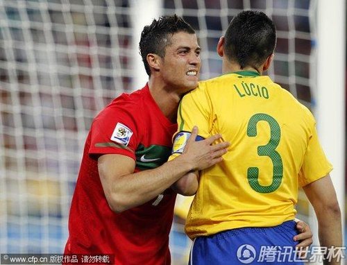 图文:葡萄牙VS巴西 卢西奥顶撞C罗