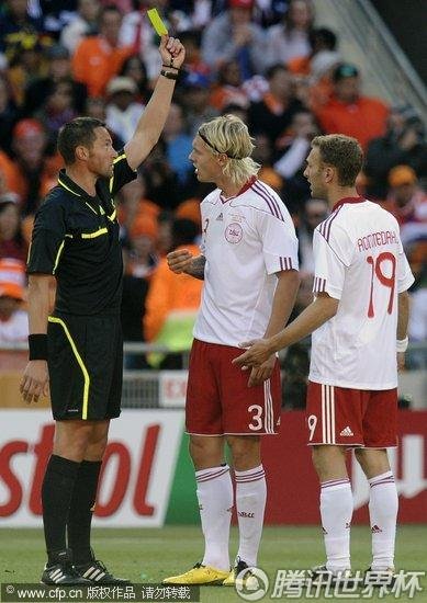 图文:荷兰VS丹麦 凯尔领黄牌_2010南非世界杯