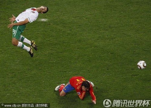 图文:西班牙1-0葡萄牙 双方球员激烈拼抢_世界