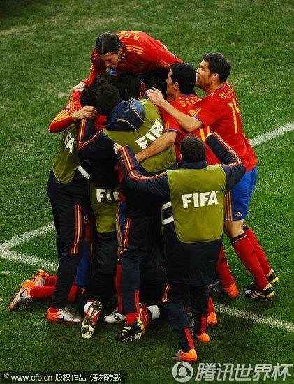 图文:西班牙VS葡萄牙 球员疯狂拥抱