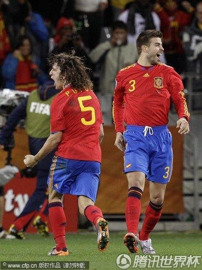 图文:西班牙VS葡萄牙 皮克与普约尔_世界杯图
