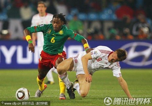 图文:喀麦隆VS丹麦 宋欲摆脱对手_2010南非世