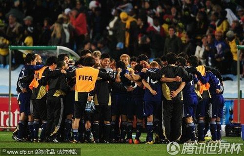 图文:巴拉圭VS日本 球员准备点球决战_世界杯