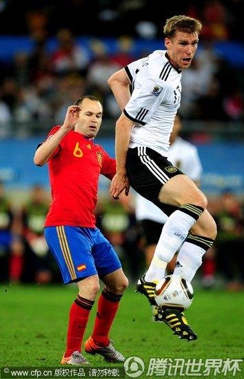图文:德国VS西班牙 伊涅斯塔进攻受阻_世界杯图片