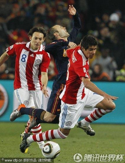 图文:巴拉圭vs西班牙 伊涅斯塔被夹击_2010南非世界杯