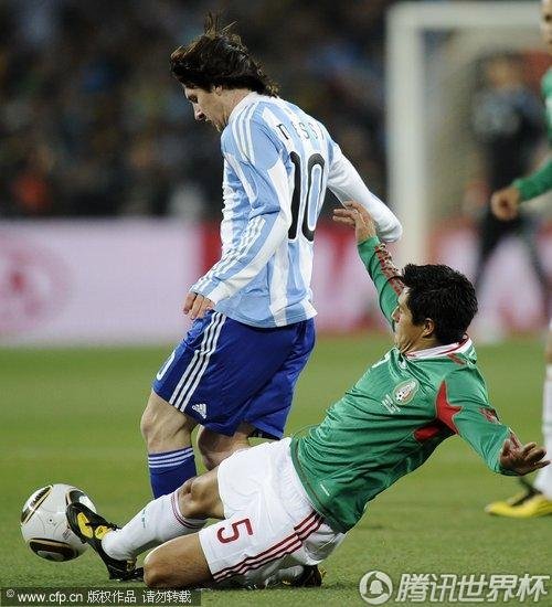 图文:阿根廷VS墨西哥 奥索里奥铲抢梅西_B组