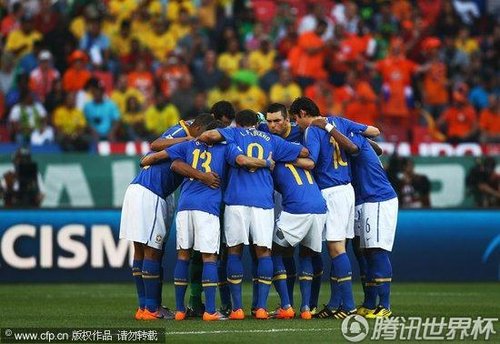 图文:荷兰VS巴西 巴西球员商议战术_2010南非世界杯