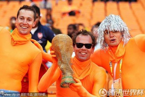 图文:荷兰VS丹麦 球迷亮出自制大力神杯_201