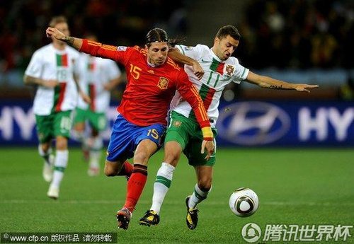 图文:西班牙vs葡萄牙 拉莫斯纠缠西芒_2010南