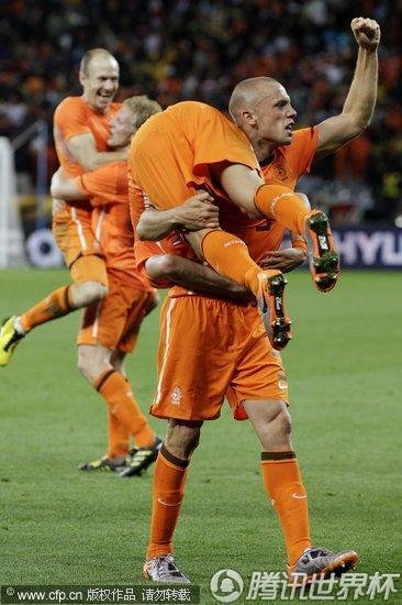 文:荷兰3-2乌拉圭 斯内德被扛起庆祝_世界杯图