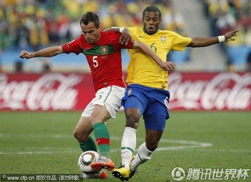图文:葡萄牙VS巴西 杜达中场奋力拼抢