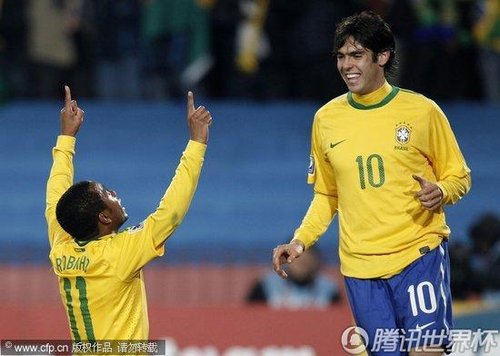 图文:巴西VS智利 卡卡同样兴奋