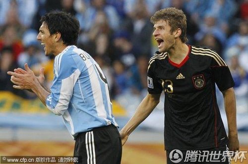 图文:阿根廷VS德国 穆勒手球犯规_2010南非世界杯