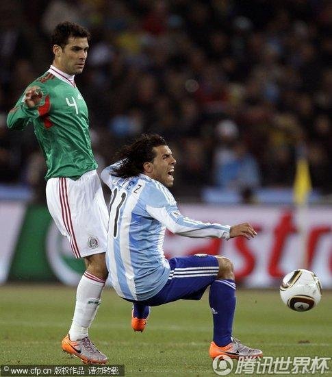 图文:阿根廷VS墨西哥 特维斯受到特殊照顾_B