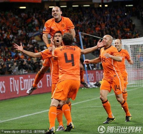 图文:荷兰3-2乌拉圭 荷兰队庆祝进球_世界杯图