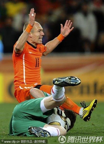 图文:荷兰0-1西班牙 双方球员激烈拼抢_世界杯