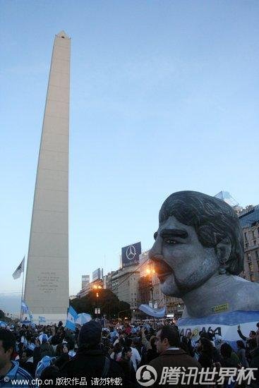 图文:阿根廷本土球迷拉马帅雕塑大游行(3)