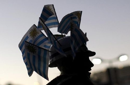图文：A组法国VS乌拉圭 乌拉圭球迷头插国旗 