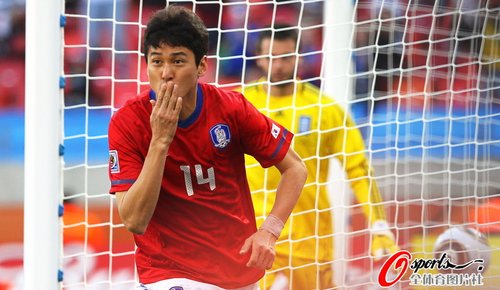 图文:韩国VS希腊 李正秀进球轻吻手指_世界杯