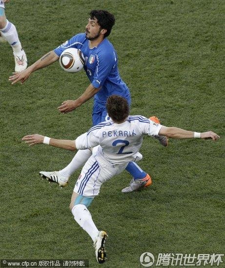 图文:斯洛伐克vs意大利 佩卡里克防守加图索