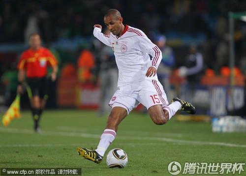 图文:喀麦隆1-2丹麦 西蒙-鲍尔森传中