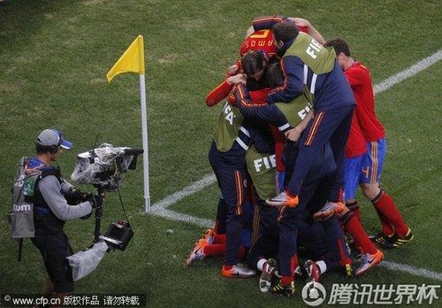 图文:西班牙1-0葡萄牙 西班牙球员拥抱庆祝_世