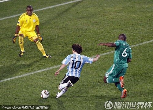 图文:阿根廷1-0尼日利亚 梅西起脚射门_2010南