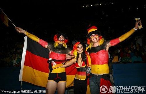 图文:德国VS澳大利亚 德国球迷彩绘国旗_世界