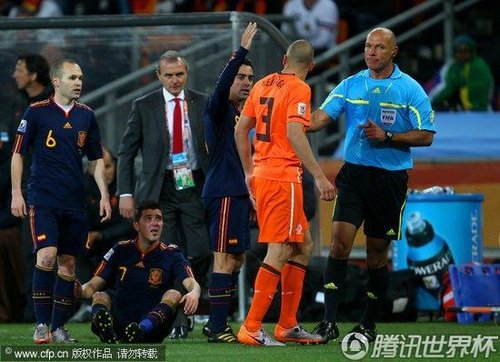 图文:荷兰0-1西班牙 比利亚被放倒