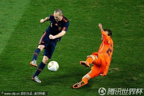 图文:荷兰0-1西班牙 伊涅斯塔射门_世界杯图片