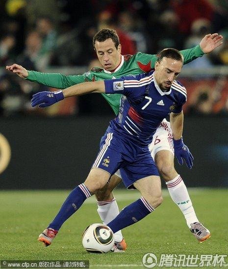 图文:法国VS墨西哥 里贝里转身带球_世界杯图