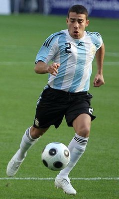 otamendi)目前效力于阿根廷俱乐部萨斯菲尔德,身高183的奥塔门迪在一