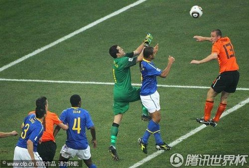 图文:荷兰VS巴西 塞萨尔扑空_2010南非世界杯