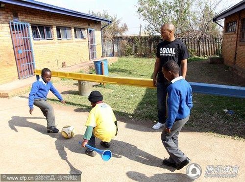 图文:福琼领衔名宿参加小学开幕典礼(18)