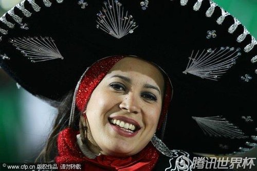 图文:墨西哥VS法国 美女助威比赛_2010南非世界杯