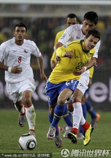 图文:巴西3-0智利 智利拼命防守_2010南非世界杯