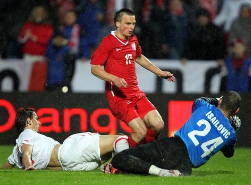 图文:波兰0-0塞尔维亚 苏伯蒂奇佩兹克争抢