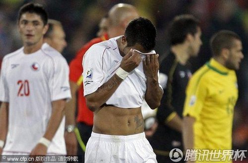 图文:巴西vs智利 智利队员用球衣擦泪水_世界杯