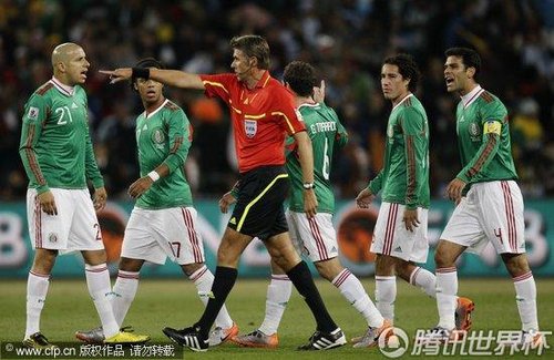 图文:阿根廷3-1墨西哥 5红1绿